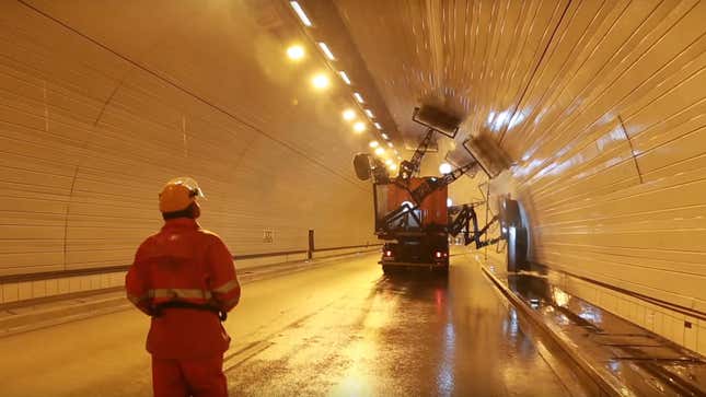 Image for article titled Here&#39;s How Tunnel Ceilings Are Cleaned